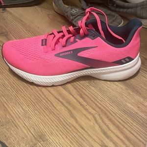 brooks hot pink berg comfy never worn